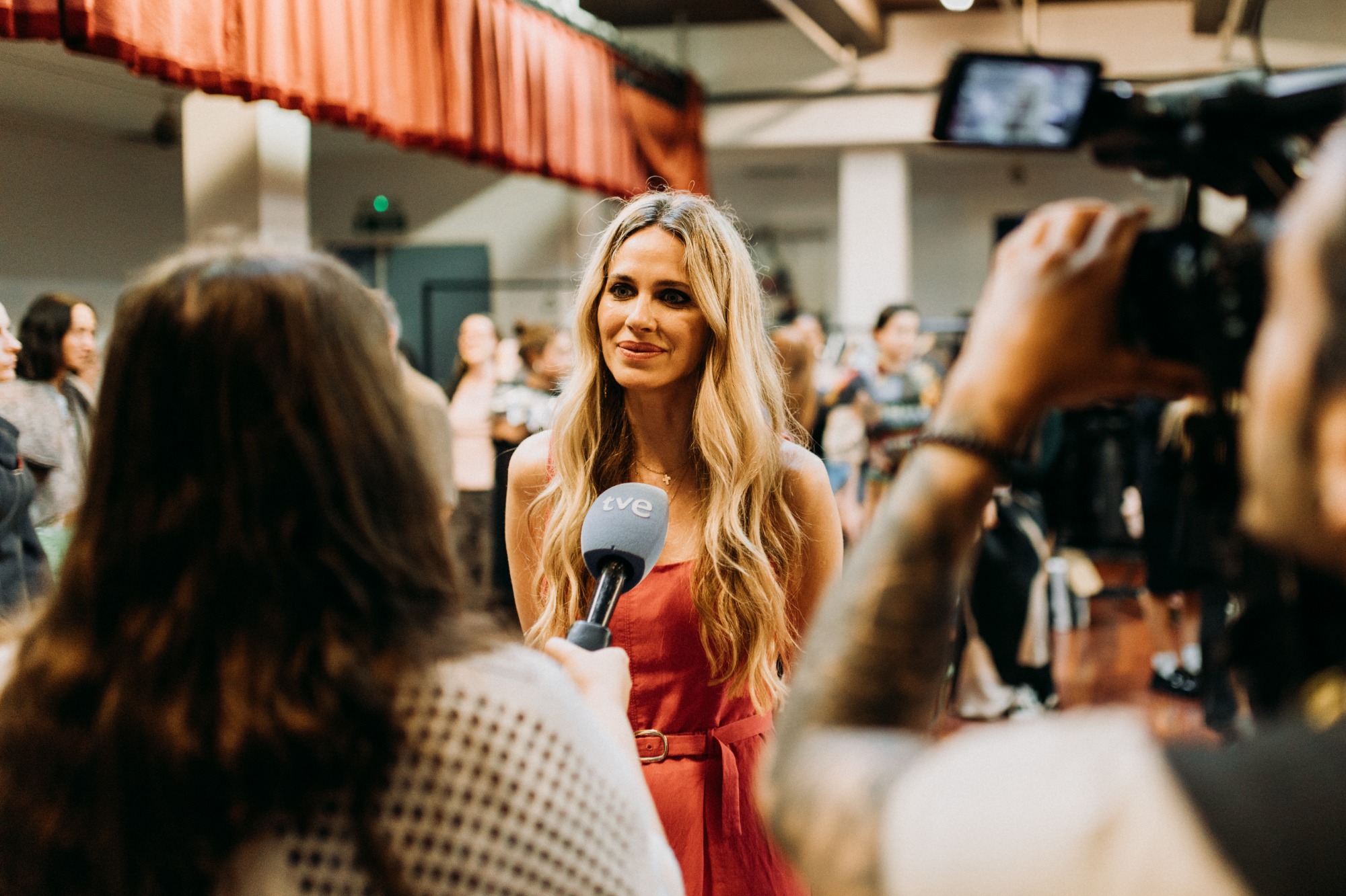 Instantes durante la entrevista para medios de comunicación Vanesa Romero, jurado de la gala RAÍCES 2026